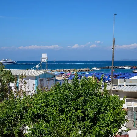 Un Angolo Di Mare...nel Centro Di Ischia!