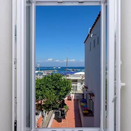 Un Angolo Di Mare...nel Centro Di Ischia! *
