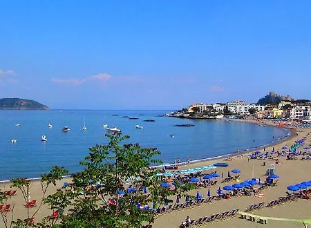 Un Angolo Di Mare...nel Centro Di Ischia! *