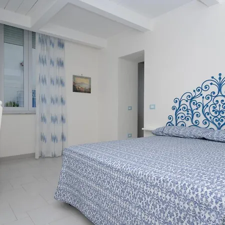 Un Angolo Di Mare...nel Centro Di Ischia! *